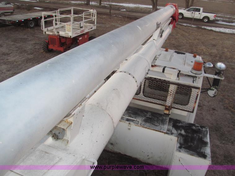 image for item B5333 2000 Freightliner Altec 50' boom truck