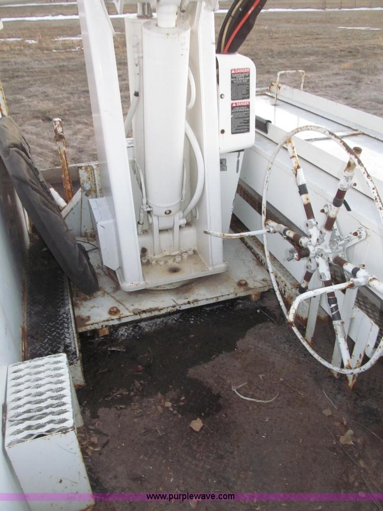 image for item B5333 2000 Freightliner Altec 50' boom truck