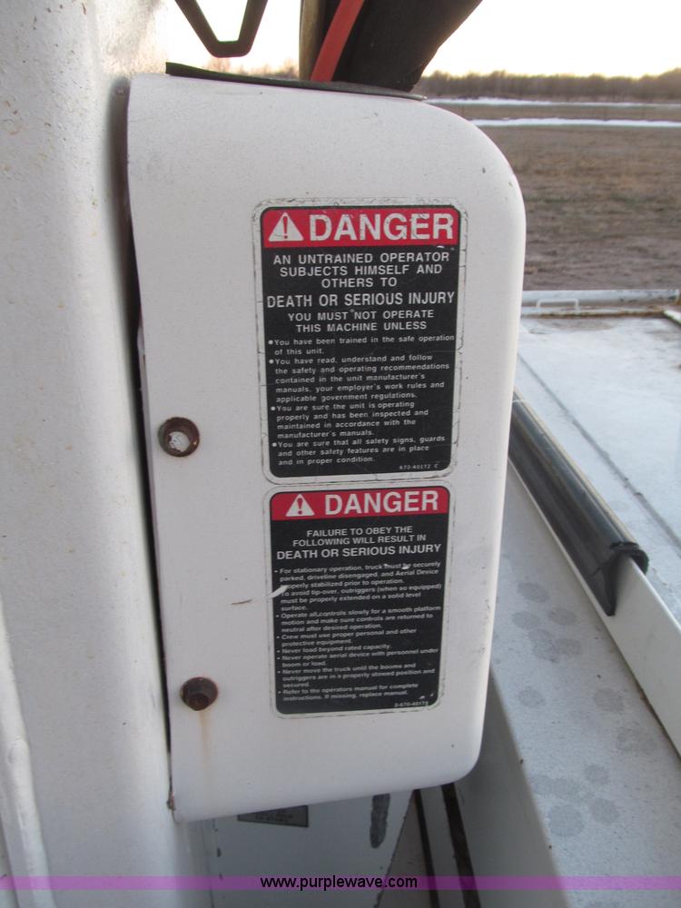 image for item B5333 2000 Freightliner Altec 50' boom truck