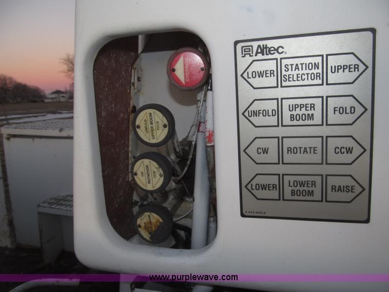 image for item B5333 2000 Freightliner Altec 50' boom truck