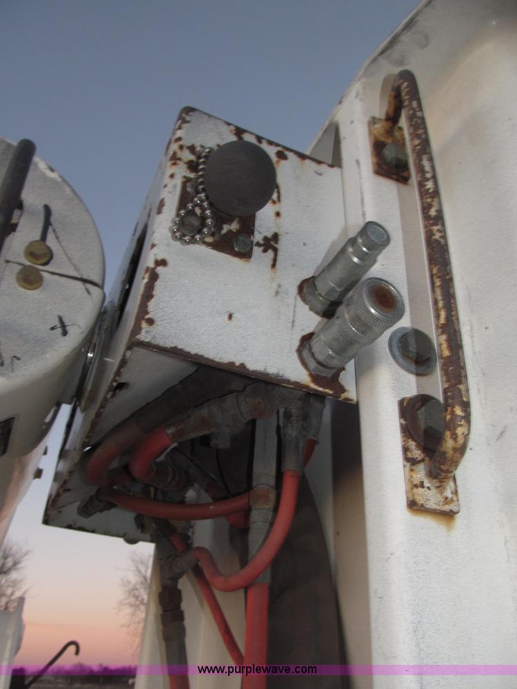 image for item B5333 2000 Freightliner Altec 50' boom truck