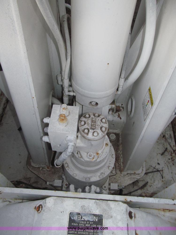 image for item B5333 2000 Freightliner Altec 50' boom truck