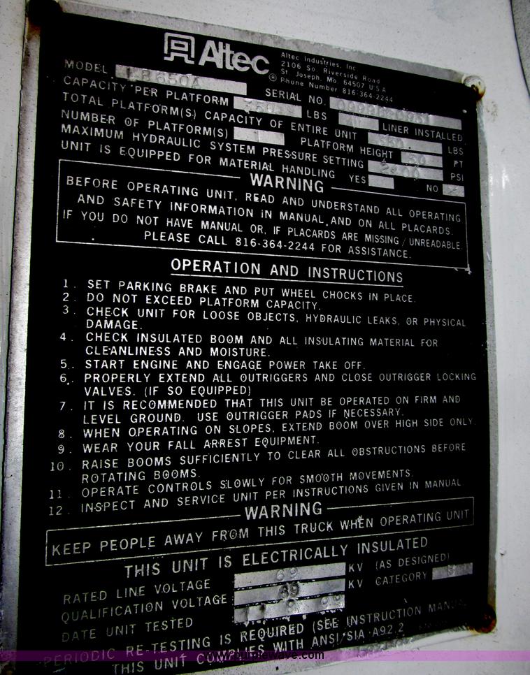 image for item B5333 2000 Freightliner Altec 50' boom truck