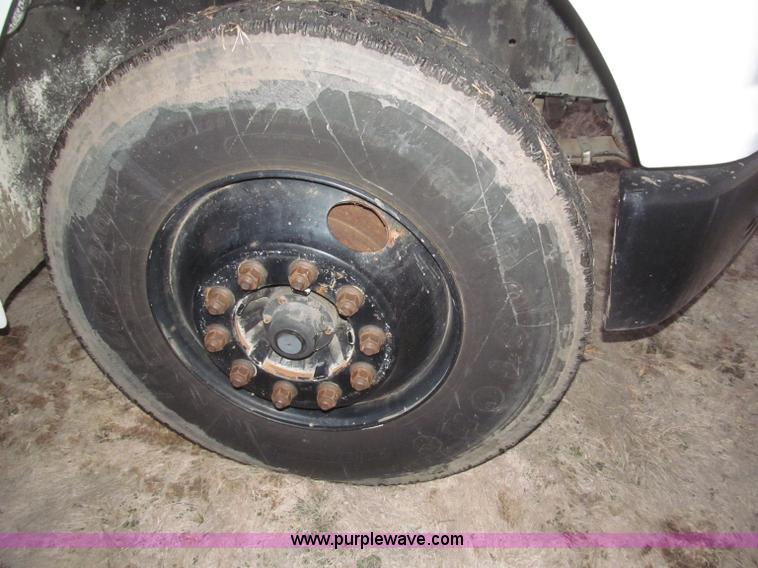 image for item B5333 2000 Freightliner Altec 50' boom truck