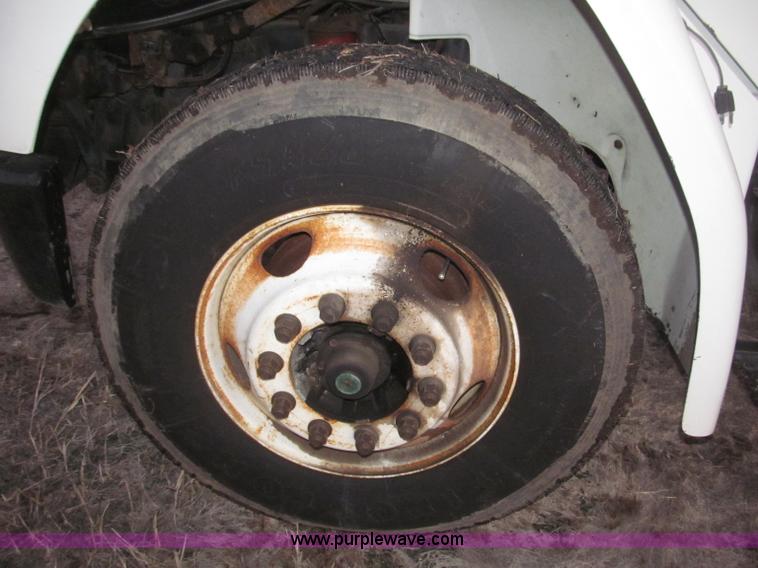 image for item B5333 2000 Freightliner Altec 50' boom truck