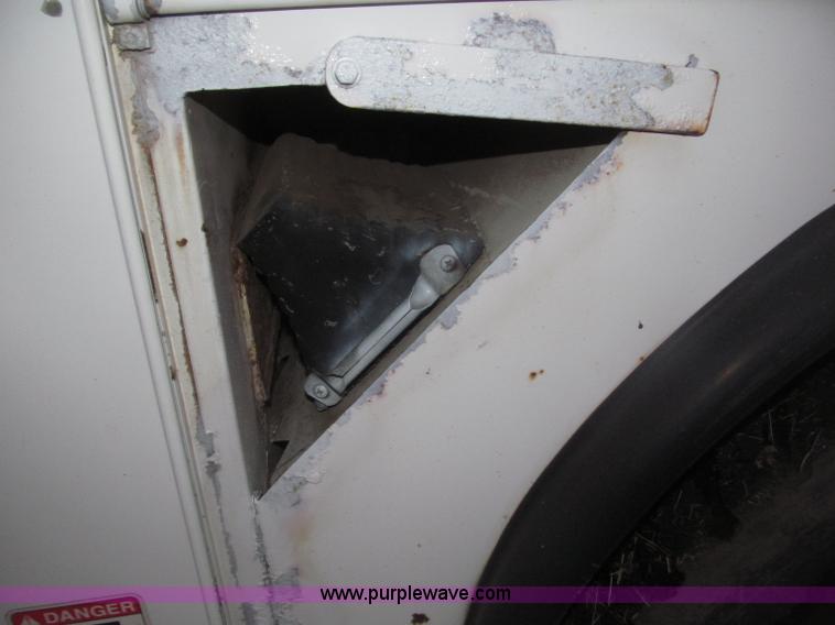 image for item B5333 2000 Freightliner Altec 50' boom truck