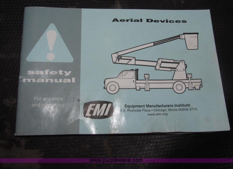 image for item B5333 2000 Freightliner Altec 50' boom truck