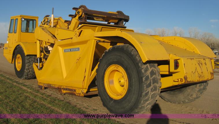 image for item B8408 1974 John Deere 860A scraper