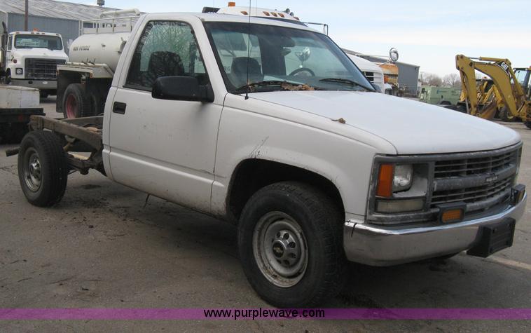 image for item E3008 2000 Chevrolet 2500 cab and chassis