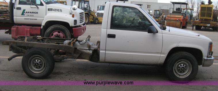 image for item E3008 2000 Chevrolet 2500 cab and chassis