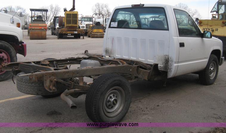 image for item E3008 2000 Chevrolet 2500 cab and chassis