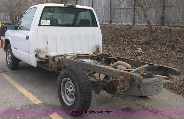 image for item E3008 2000 Chevrolet 2500 cab and chassis