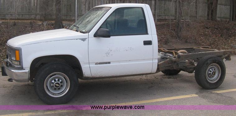 image for item E3008 2000 Chevrolet 2500 cab and chassis