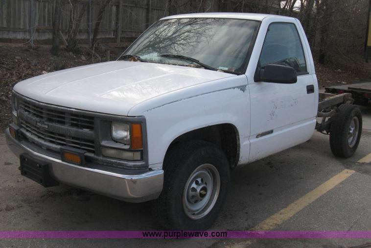 image for item E3008 2000 Chevrolet 2500 cab and chassis