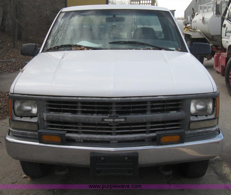 image for item E3008 2000 Chevrolet 2500 cab and chassis