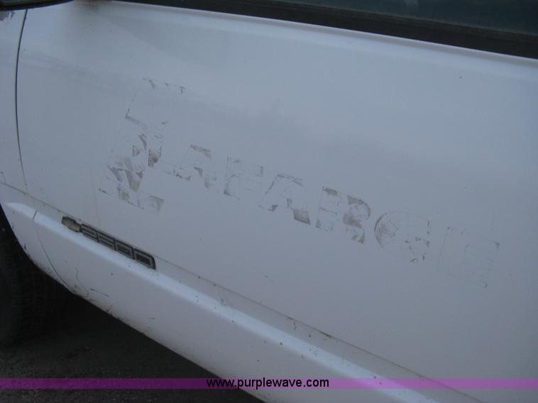 image for item E3008 2000 Chevrolet 2500 cab and chassis