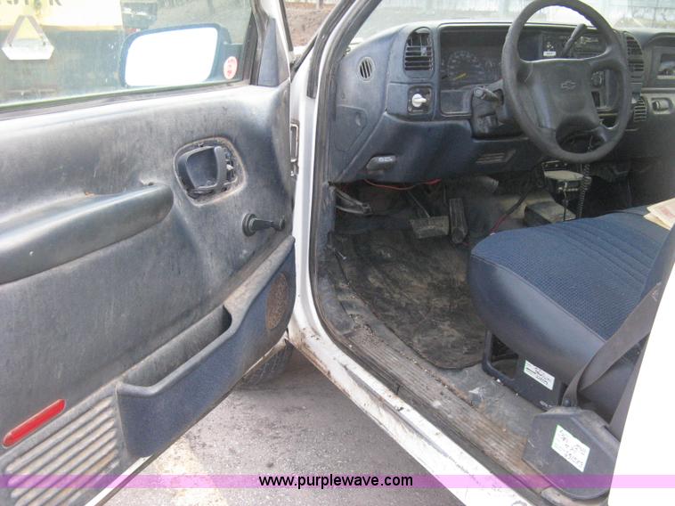 image for item E3008 2000 Chevrolet 2500 cab and chassis