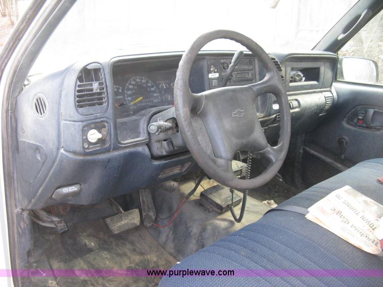 image for item E3008 2000 Chevrolet 2500 cab and chassis