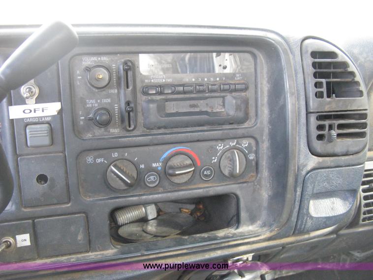 image for item E3008 2000 Chevrolet 2500 cab and chassis