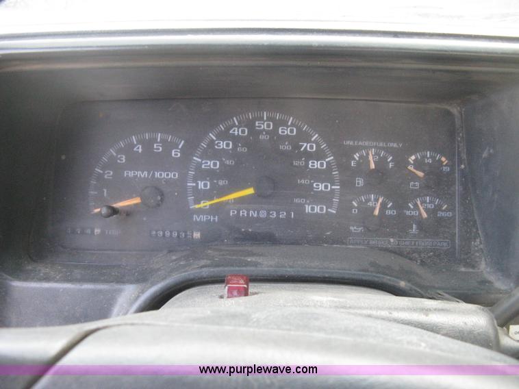 image for item E3008 2000 Chevrolet 2500 cab and chassis