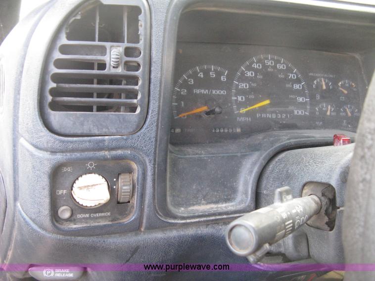 image for item E3008 2000 Chevrolet 2500 cab and chassis