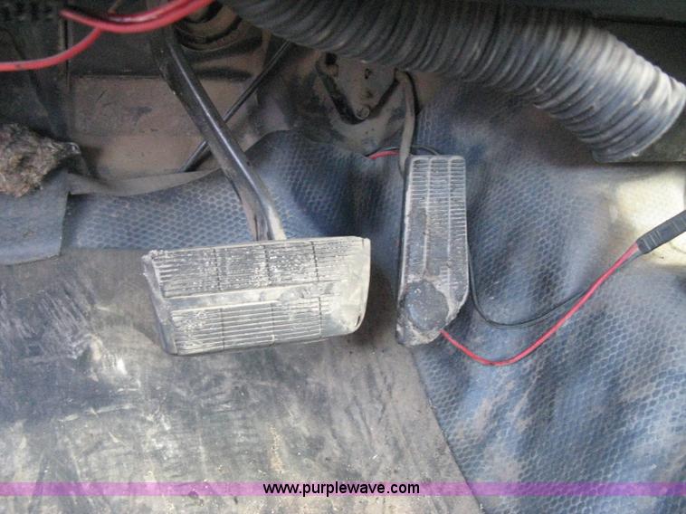 image for item E3008 2000 Chevrolet 2500 cab and chassis