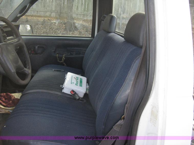 image for item E3008 2000 Chevrolet 2500 cab and chassis