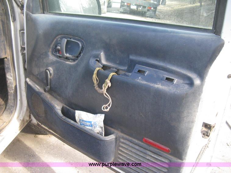 image for item E3008 2000 Chevrolet 2500 cab and chassis