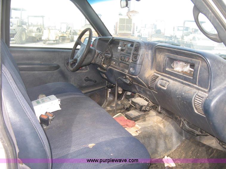 image for item E3008 2000 Chevrolet 2500 cab and chassis