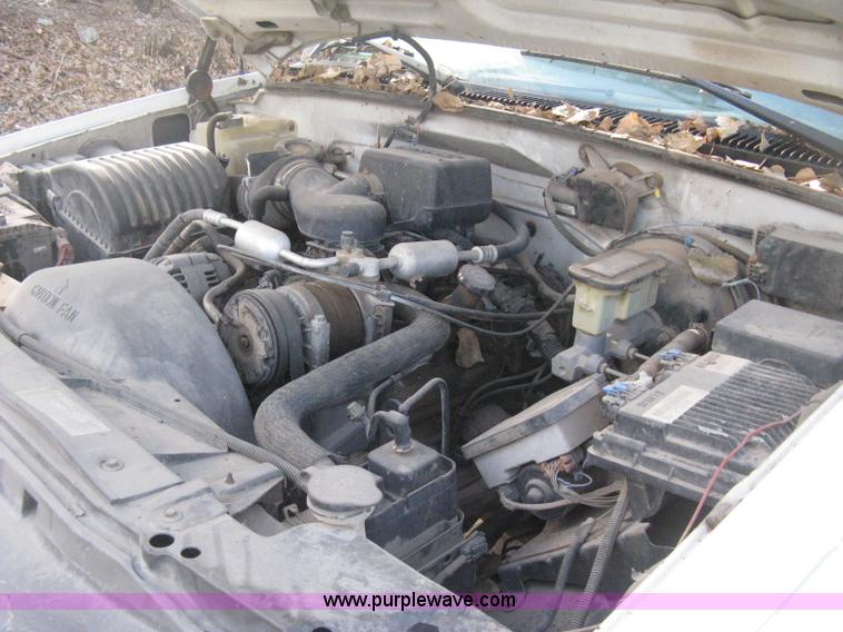 image for item E3008 2000 Chevrolet 2500 cab and chassis