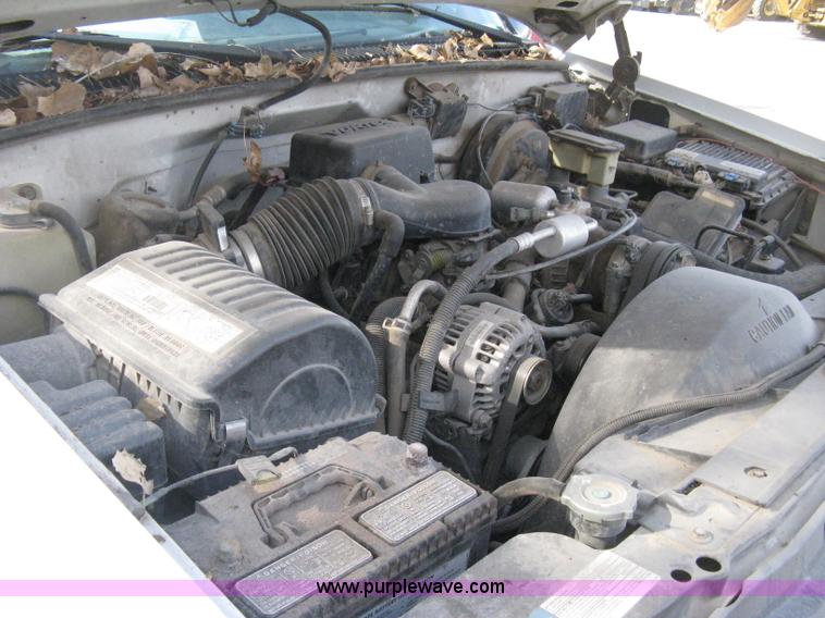 image for item E3008 2000 Chevrolet 2500 cab and chassis