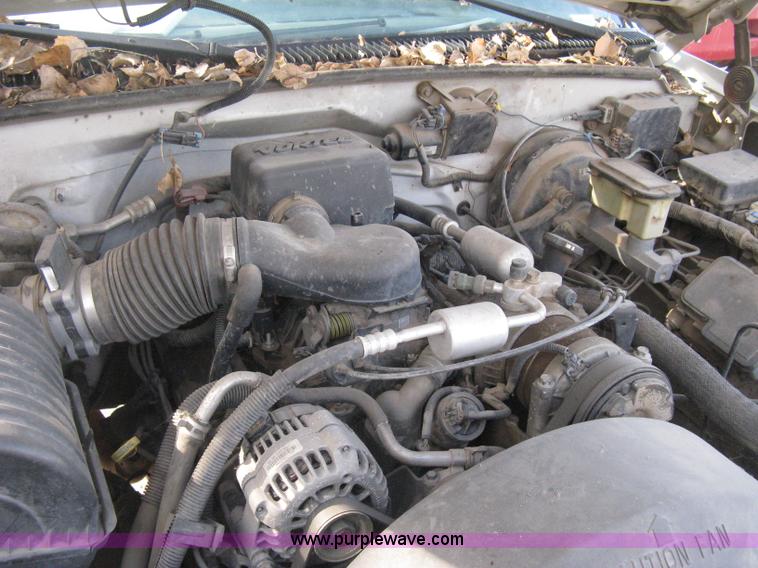 image for item E3008 2000 Chevrolet 2500 cab and chassis