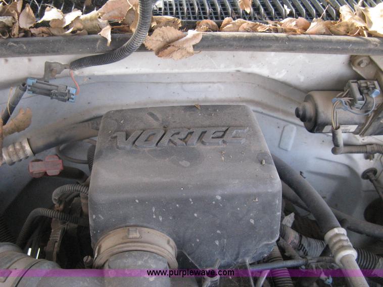 image for item E3008 2000 Chevrolet 2500 cab and chassis