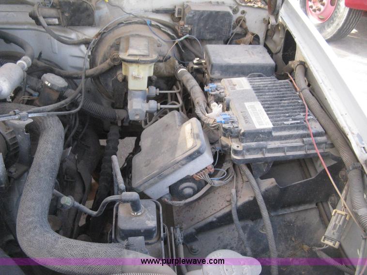 image for item E3008 2000 Chevrolet 2500 cab and chassis