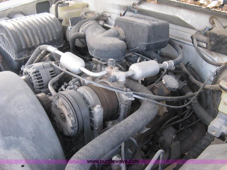 image for item E3008 2000 Chevrolet 2500 cab and chassis