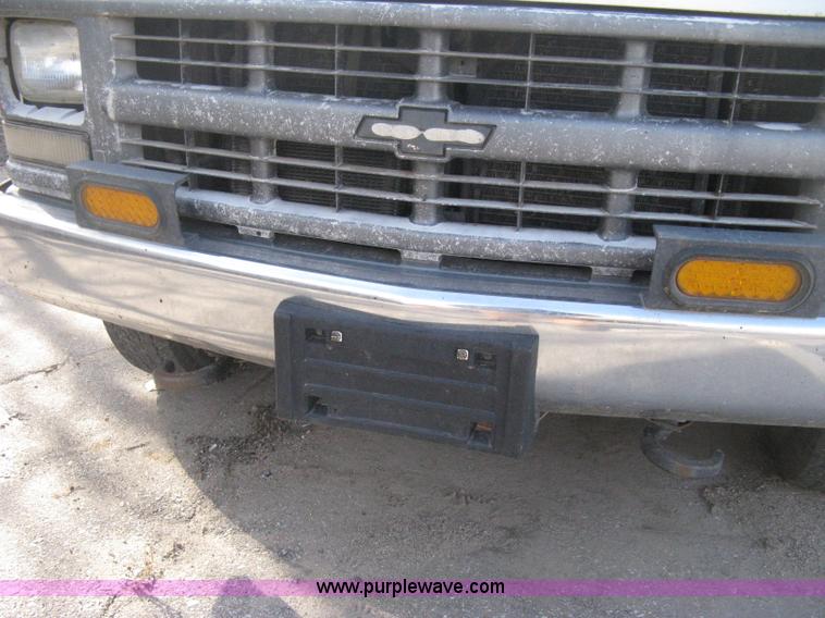 image for item E3008 2000 Chevrolet 2500 cab and chassis