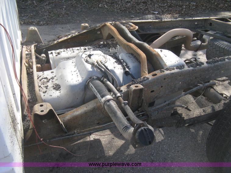 image for item E3008 2000 Chevrolet 2500 cab and chassis