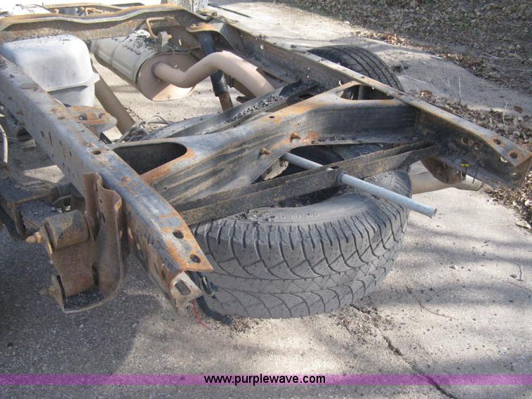 image for item E3008 2000 Chevrolet 2500 cab and chassis