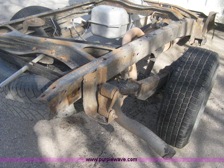 image for item E3008 2000 Chevrolet 2500 cab and chassis
