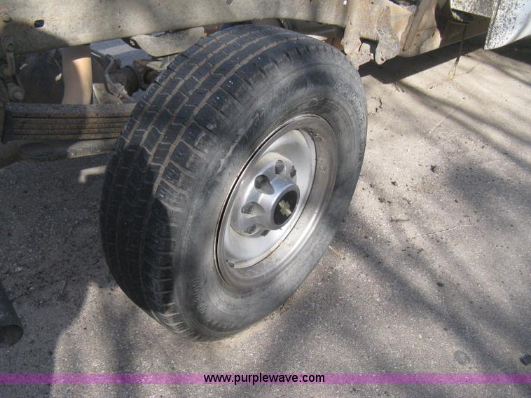 image for item E3008 2000 Chevrolet 2500 cab and chassis