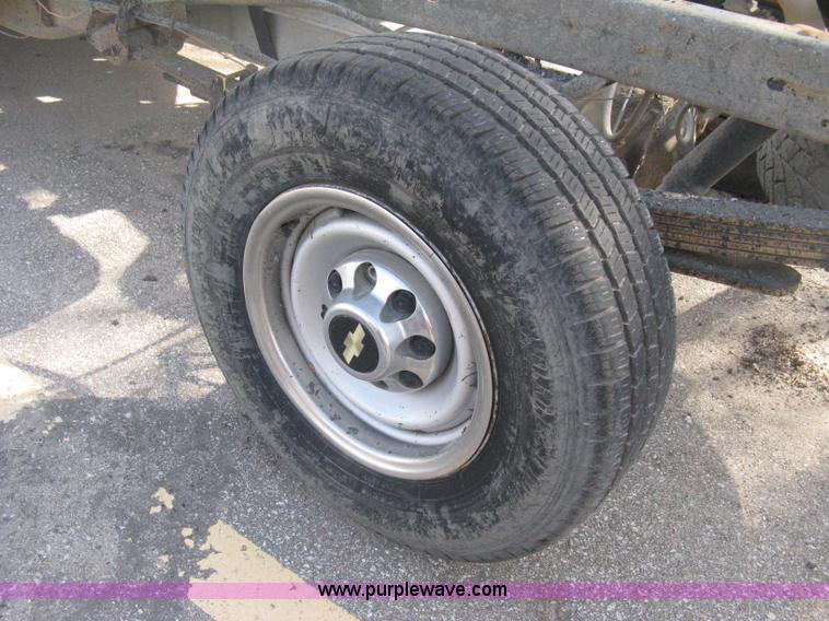 image for item E3008 2000 Chevrolet 2500 cab and chassis