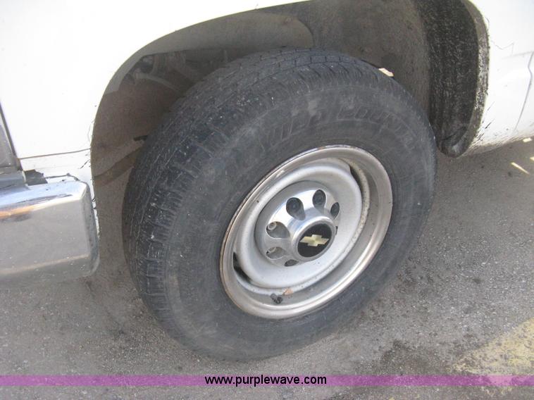 image for item E3008 2000 Chevrolet 2500 cab and chassis