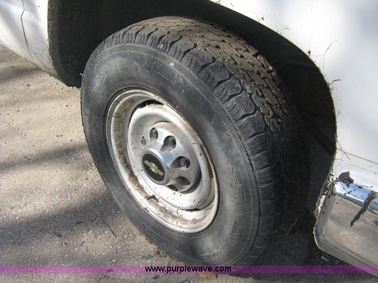 image for item E3008 2000 Chevrolet 2500 cab and chassis