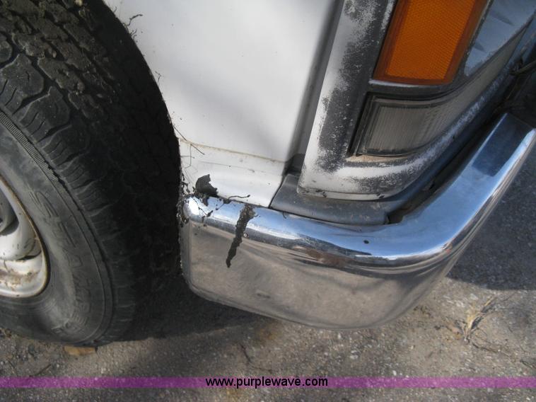 image for item E3008 2000 Chevrolet 2500 cab and chassis