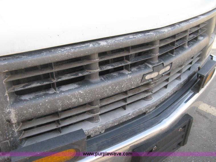 image for item E3008 2000 Chevrolet 2500 cab and chassis