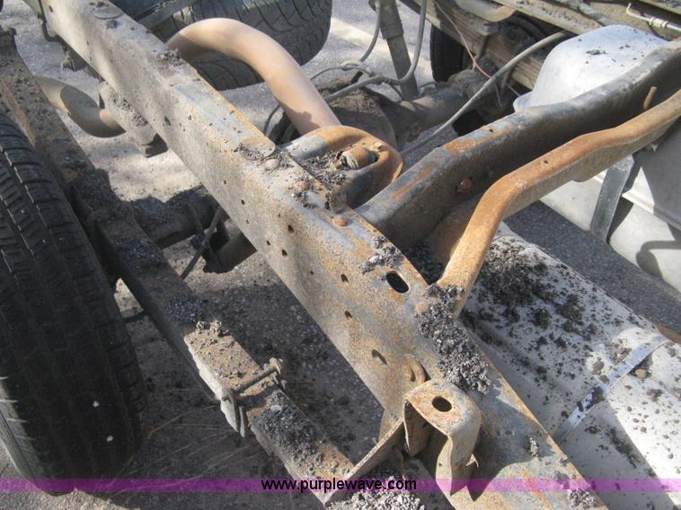 image for item E3008 2000 Chevrolet 2500 cab and chassis