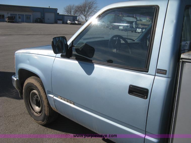 image for item E3073 1992 Chevrolet Cheyenne 2500 utility truck