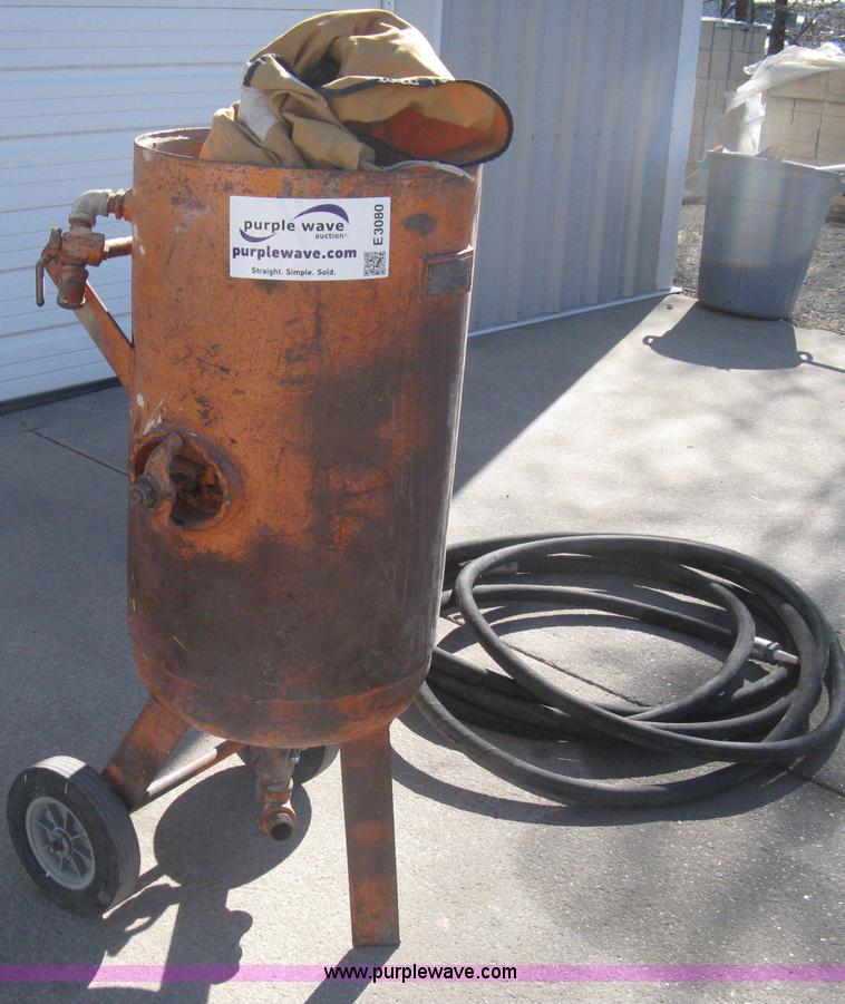 Andersen Blast Cleaner sandblasting pot in Wichita, KS Item E3080