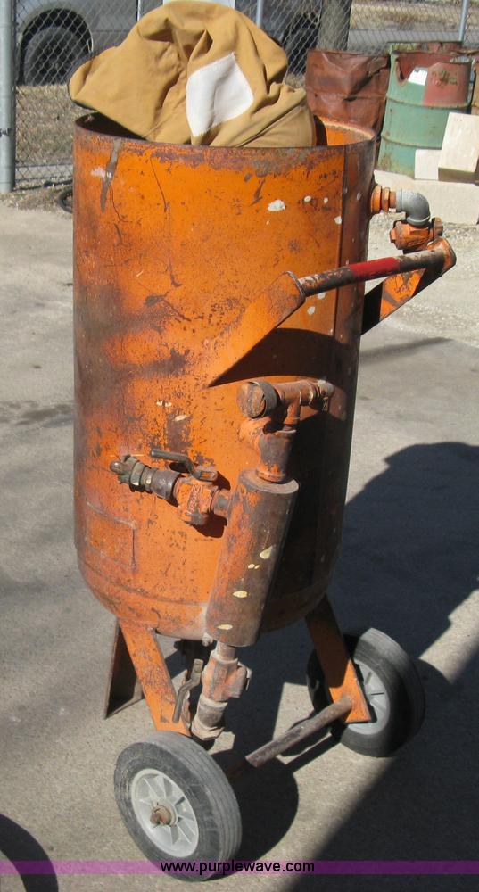 Andersen Blast Cleaner sandblasting pot in Wichita, KS Item E3080