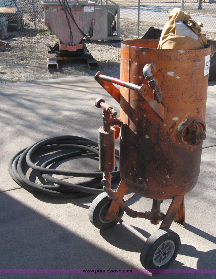 Andersen Blast Cleaner sandblasting pot in Wichita, KS Item E3080